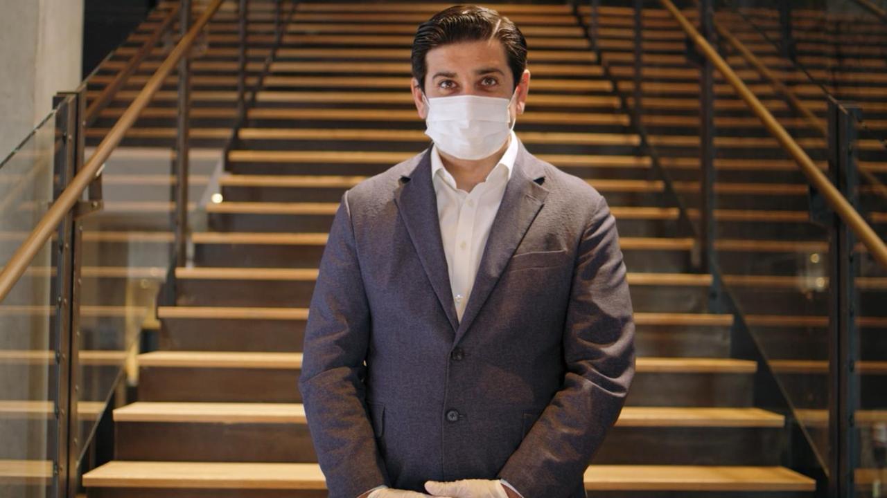 Holiday Inn Mumbai International Airport By Ihg Exterior foto A hotel employee wearing a face mask