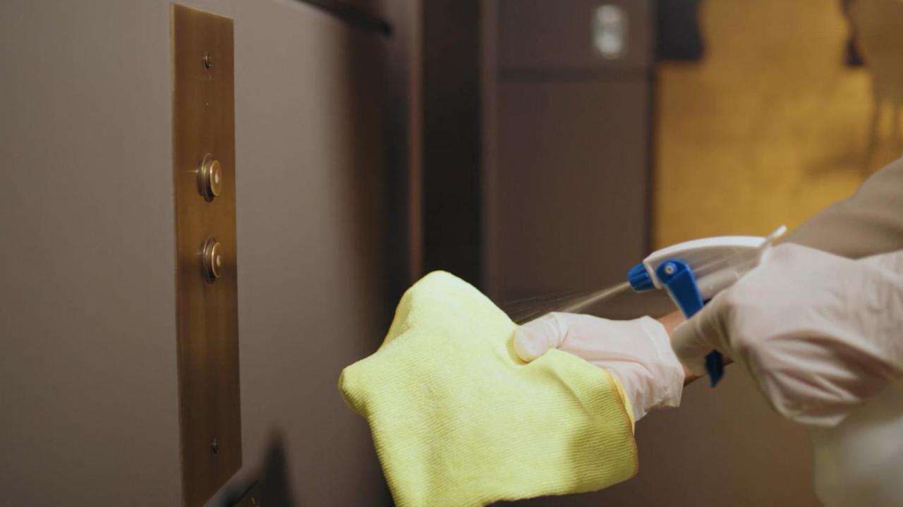Holiday Inn Mumbai International Airport By Ihg Exterior foto Disinfection of elevator buttons