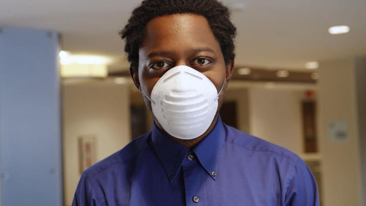 Holiday Inn Mumbai International Airport By Ihg Exterior foto A man wearing a N95 respirator