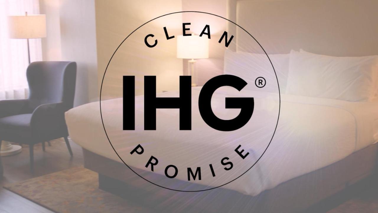 Holiday Inn Mumbai International Airport By Ihg Exterior foto IHG Clean Promise logo