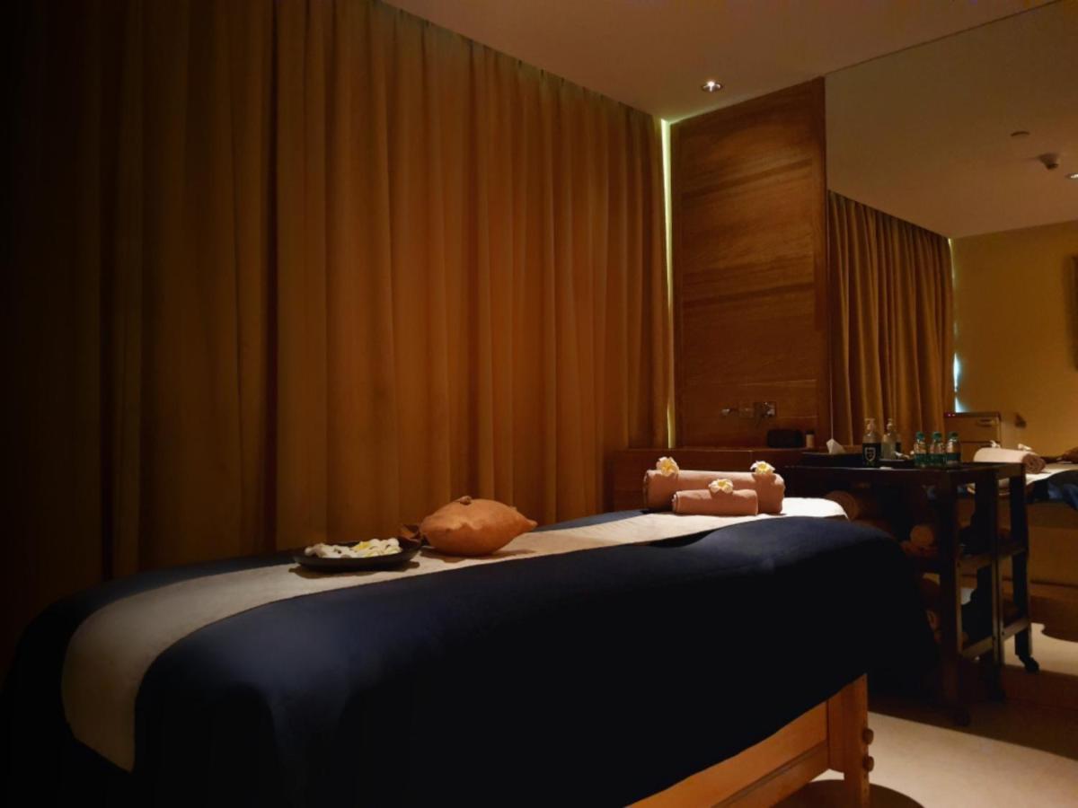 Holiday Inn Mumbai International Airport By Ihg Exterior foto A massage bed