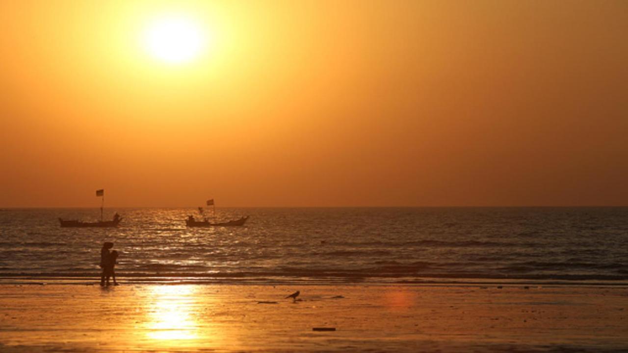 Holiday Inn Mumbai International Airport By Ihg Exterior foto Sunset at the beach