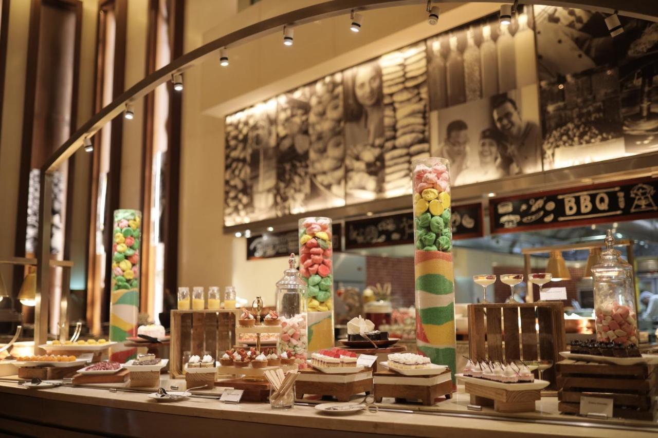 Holiday Inn Mumbai International Airport By Ihg Exterior foto The buffet at the lobby