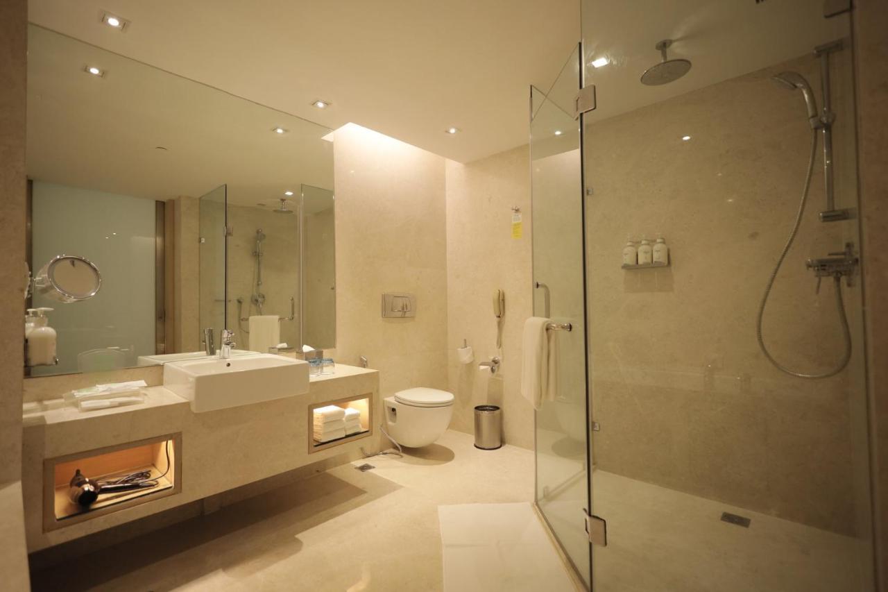 Holiday Inn Mumbai International Airport By Ihg Exterior foto A modern bathroom