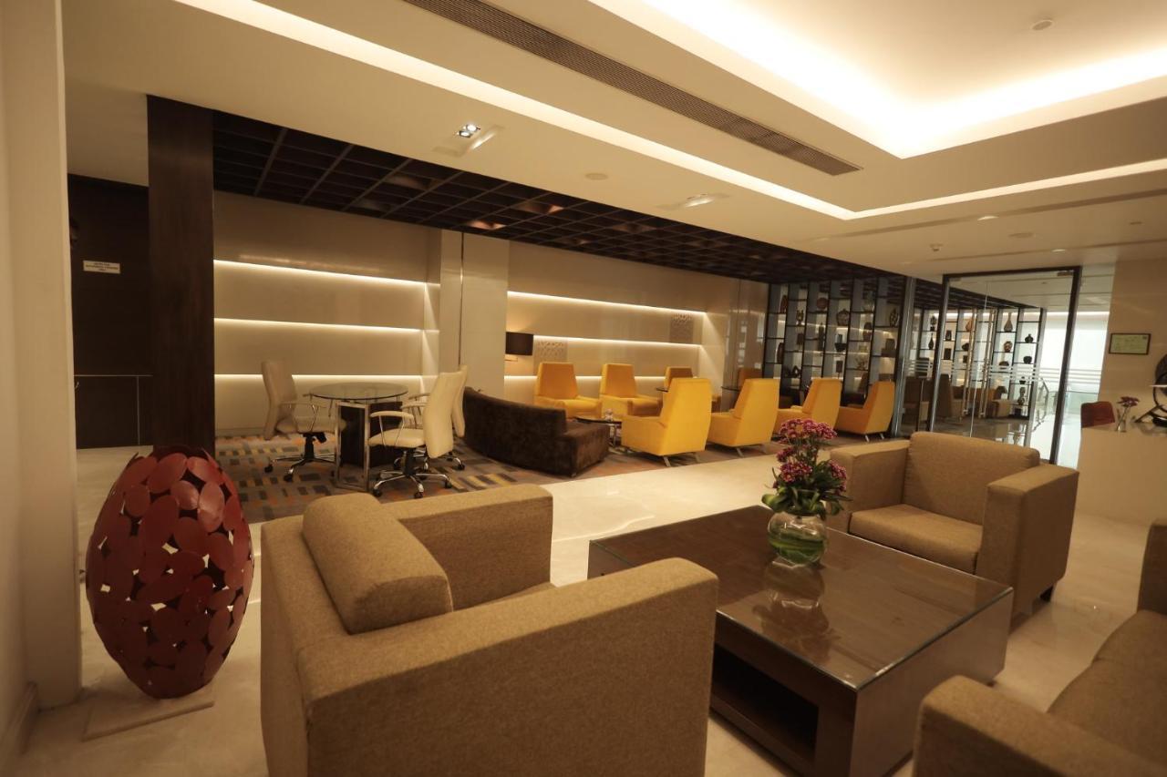 Holiday Inn Mumbai International Airport By Ihg Exterior foto The lounge at the airport