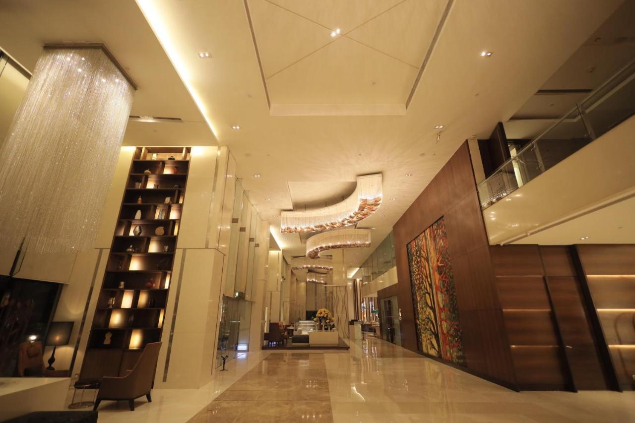 Holiday Inn Mumbai International Airport By Ihg Exterior foto The lobby of the hotel
