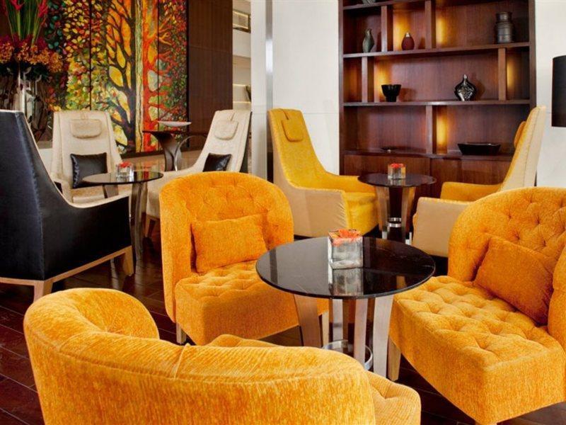 Holiday Inn Mumbai International Airport By Ihg Exterior foto The lounge at the airport
